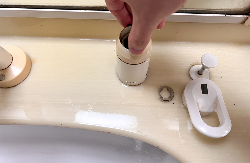 TOTO洗面台水漏れ修理尾